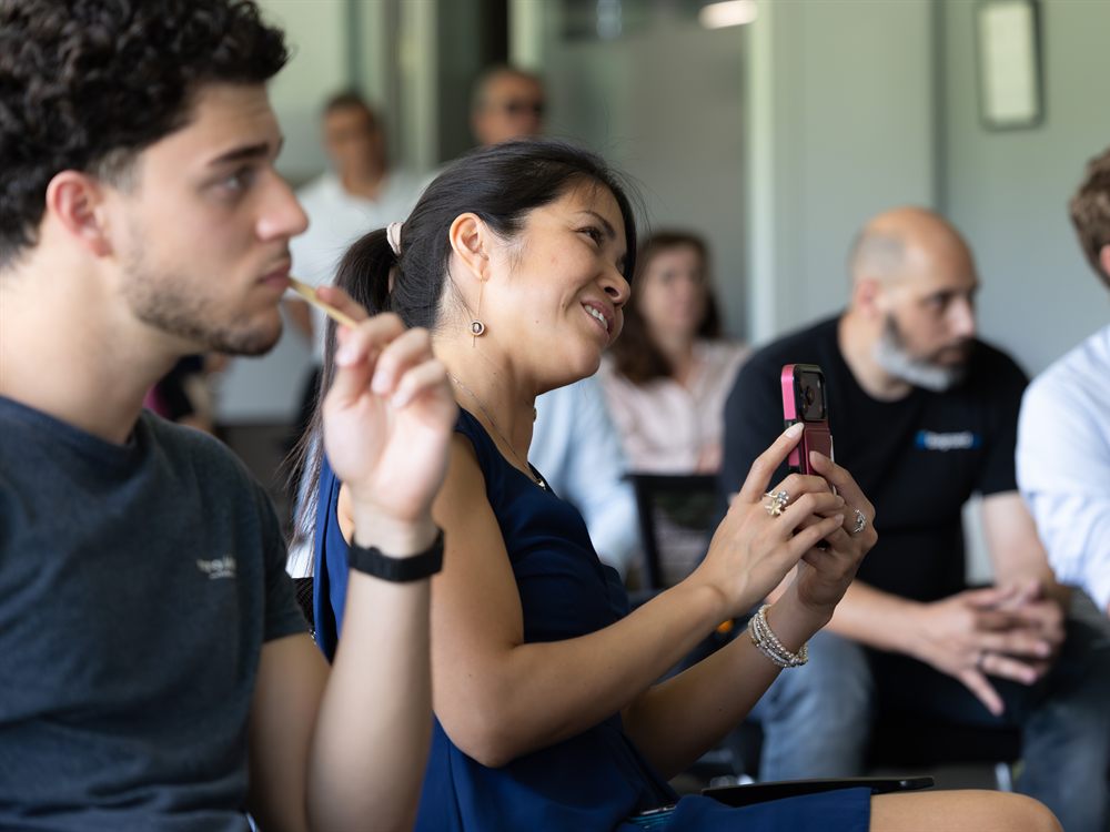 Participants attentifs et souriants lors d’un atelier dans un espace de travail